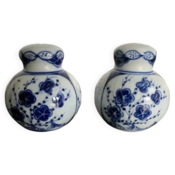 Paire de salière et poivrière en porcelaine