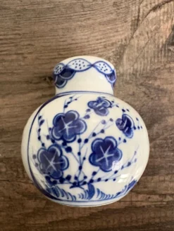 Paire de salière et poivrière en porcelaine