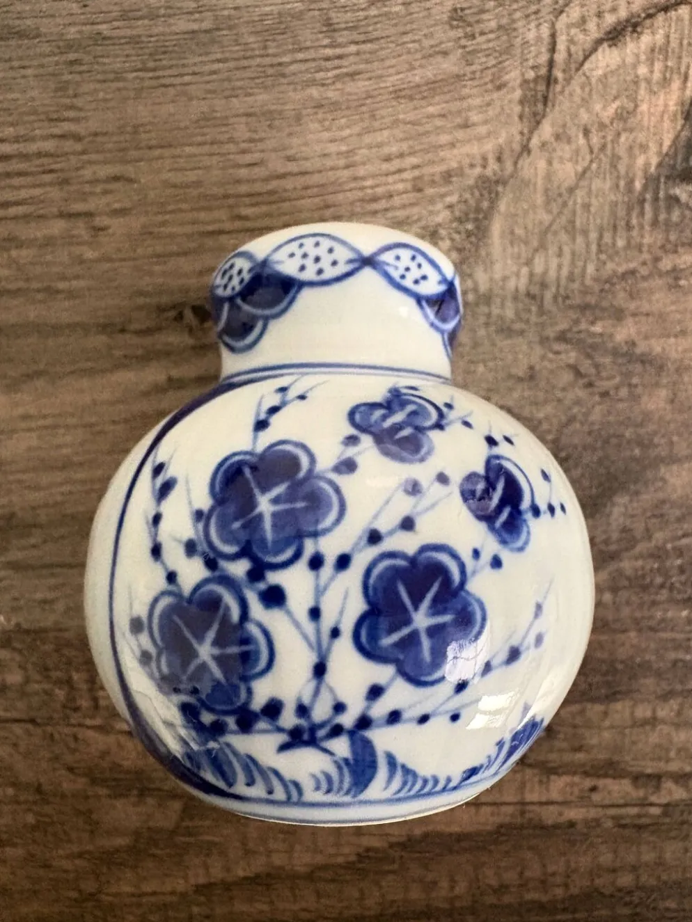 Paire de salière et poivrière en porcelaine