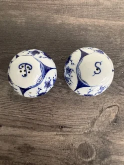 Paire de salière et poivrière en porcelaine