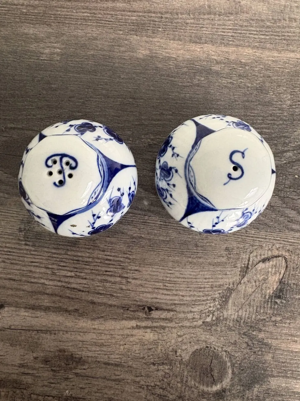 Paire de salière et poivrière en porcelaine