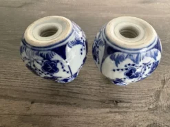 Paire de salière et poivrière en porcelaine