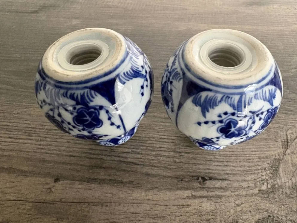 Paire de salière et poivrière en porcelaine