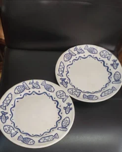 Paire des assiettes Castellania Italie décor poissons bleus