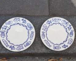 Paire des assiettes Castellania Italie décor poissons bleus