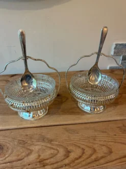 Paire de serviteurs, coupelles à confiture vintage en verre moulé et métal argenté