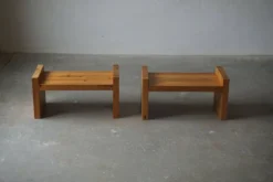 Paire de stands de nuit modernes et brutalistes scandinaves en pin massif, années 1970