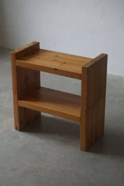 Paire de stands de nuit modernes et brutalistes scandinaves en pin massif, années 1970