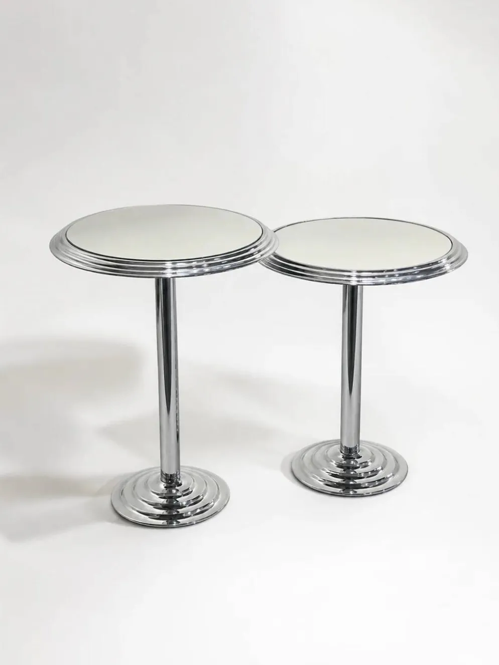 Paire de tables d'appoint en chrome miroir, années 1980.
