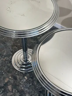 Paire de tables d'appoint en chrome miroir, années 1980.