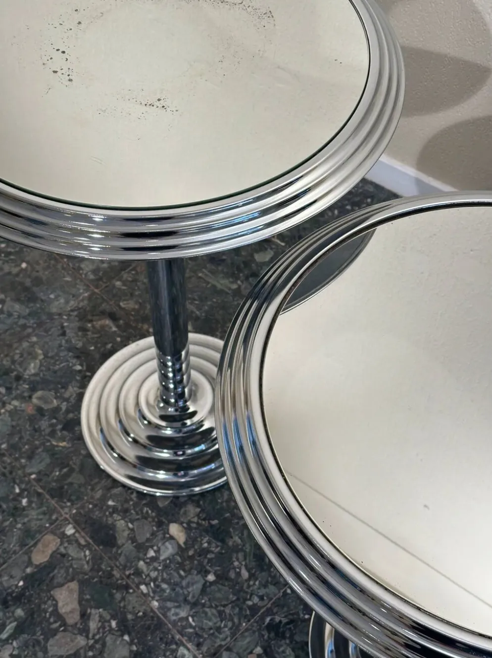 Paire de tables d'appoint en chrome miroir, années 1980.