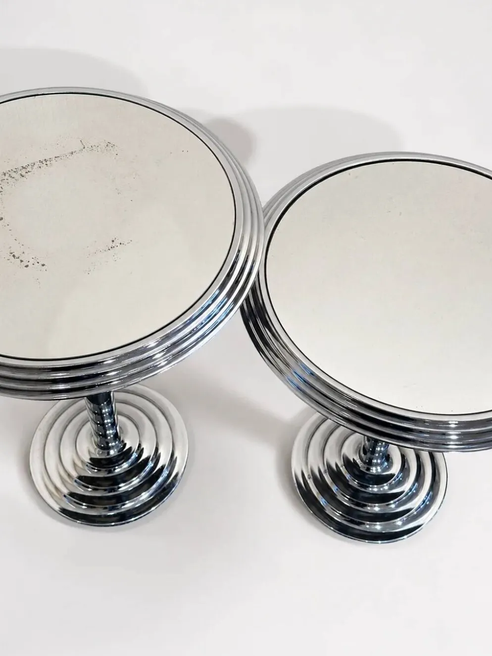 Paire de tables d'appoint en chrome miroir, années 1980.