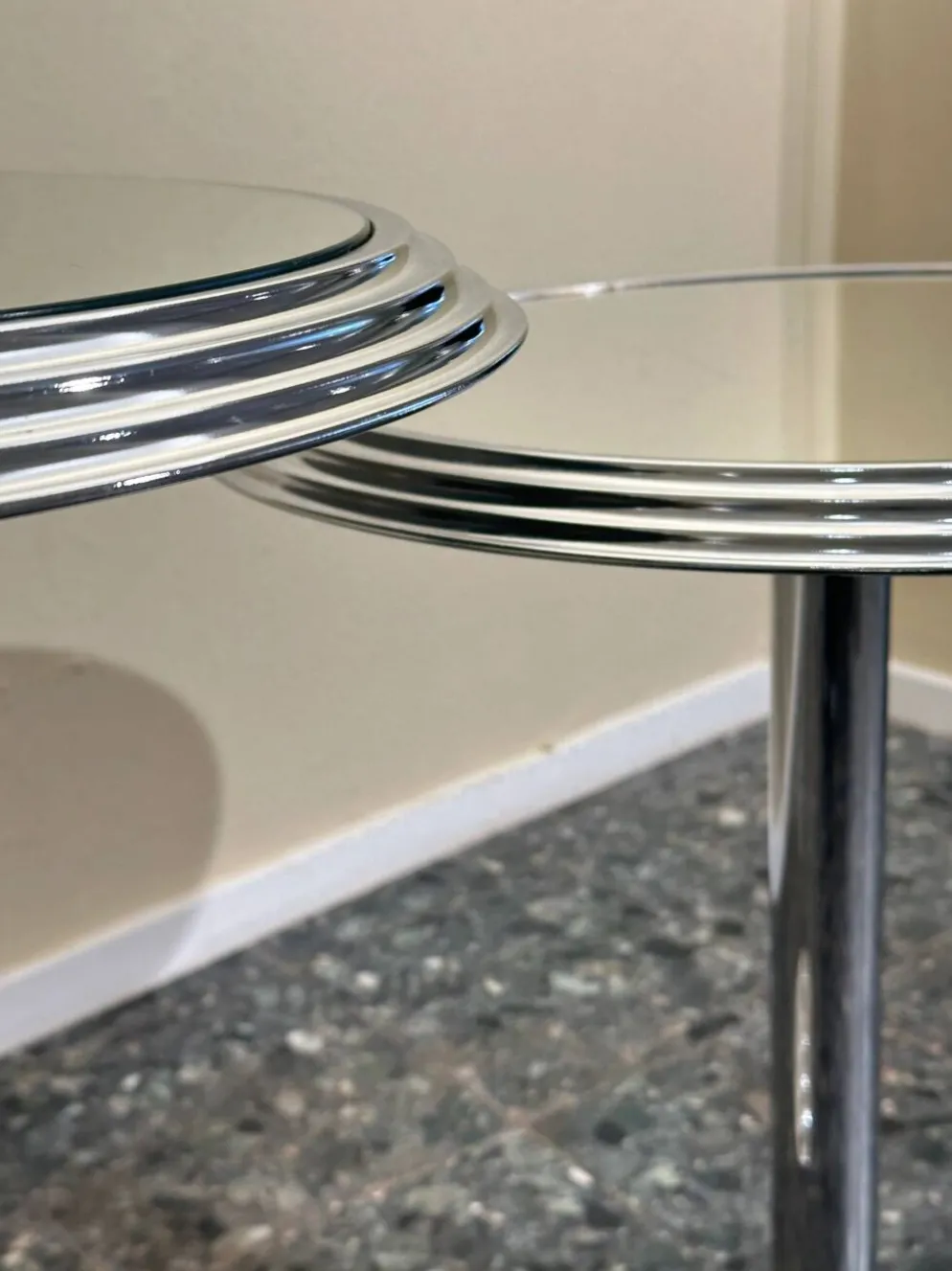Paire de tables d'appoint en chrome miroir, années 1980.