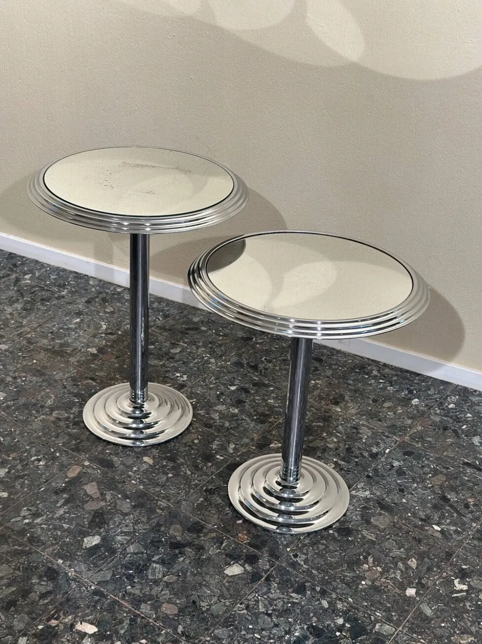 Paire de tables d'appoint en chrome miroir, années 1980.