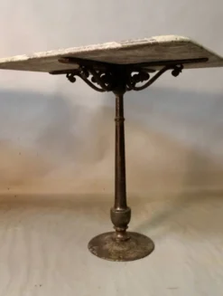 Paire De Tables De Bistrot Piètement Fonte Dessus Marbre
