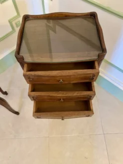 Paire de tables de chevet anciennes