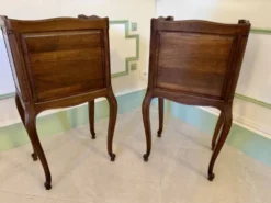 Paire de tables de chevet anciennes