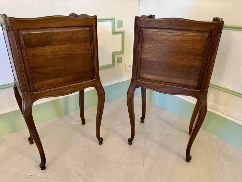 Paire de tables de chevet anciennes