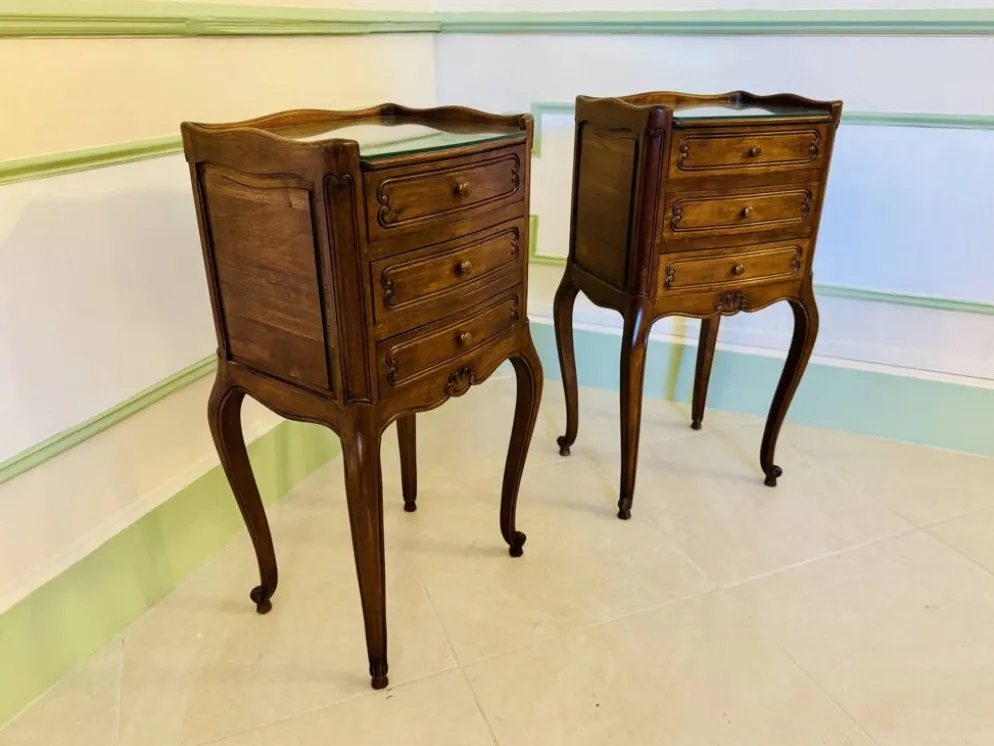 Paire de tables de chevet anciennes