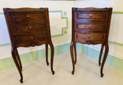 Paire de tables de chevet anciennes