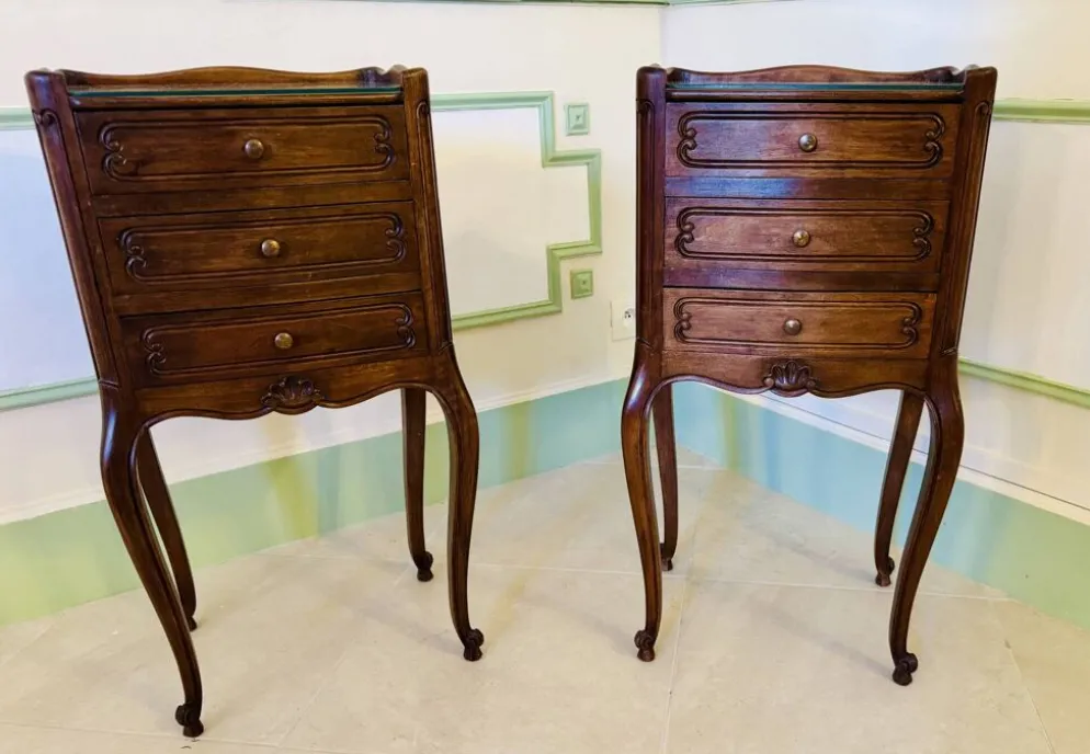 Paire de tables de chevet anciennes