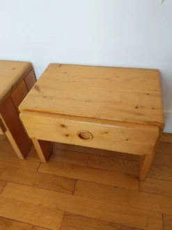 Paire de tables de chevet Charlotte Perriand Les Arcs