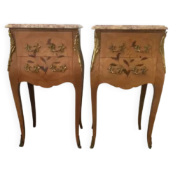 Paire de tables de chevet courbées dans le style Louis XV avec marqueterie en bois noble de l'époque.