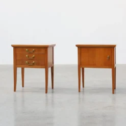 Paire de tables de chevet des années 50 avec poignées en laiton, France, années 1950.