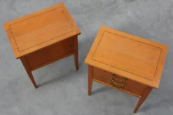 Paire de tables de chevet des années 50 avec poignées en laiton, France, années 1950.