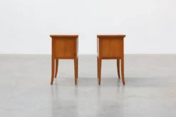 Paire de tables de chevet des années 50 avec poignées en laiton, France, années 1950.