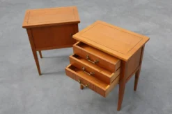 Paire de tables de chevet des années 50 avec poignées en laiton, France, années 1950.
