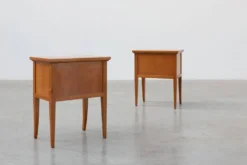Paire de tables de chevet des années 50 avec poignées en laiton, France, années 1950.