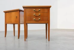 Paire de tables de chevet des années 50 avec poignées en laiton, France, années 1950.
