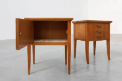 Paire de tables de chevet des années 50 avec poignées en laiton, France, années 1950.