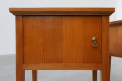 Paire de tables de chevet des années 50 avec poignées en laiton, France, années 1950.