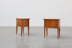 Paire de tables de chevet des années 50 avec poignées en laiton, France, années 1950.
