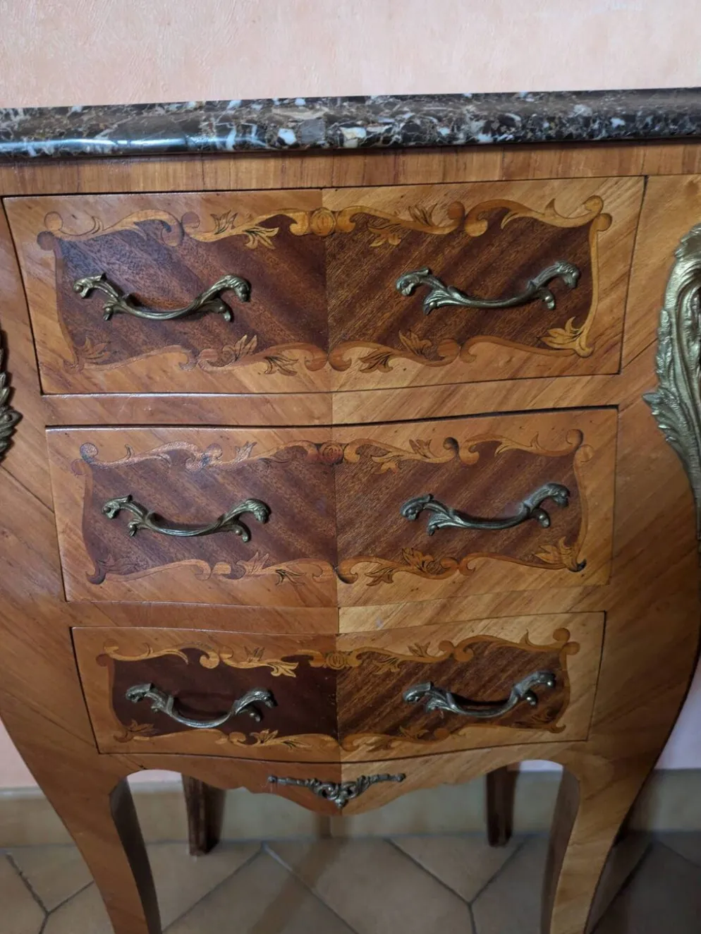 Paire de tables de chevet de style Louis XV