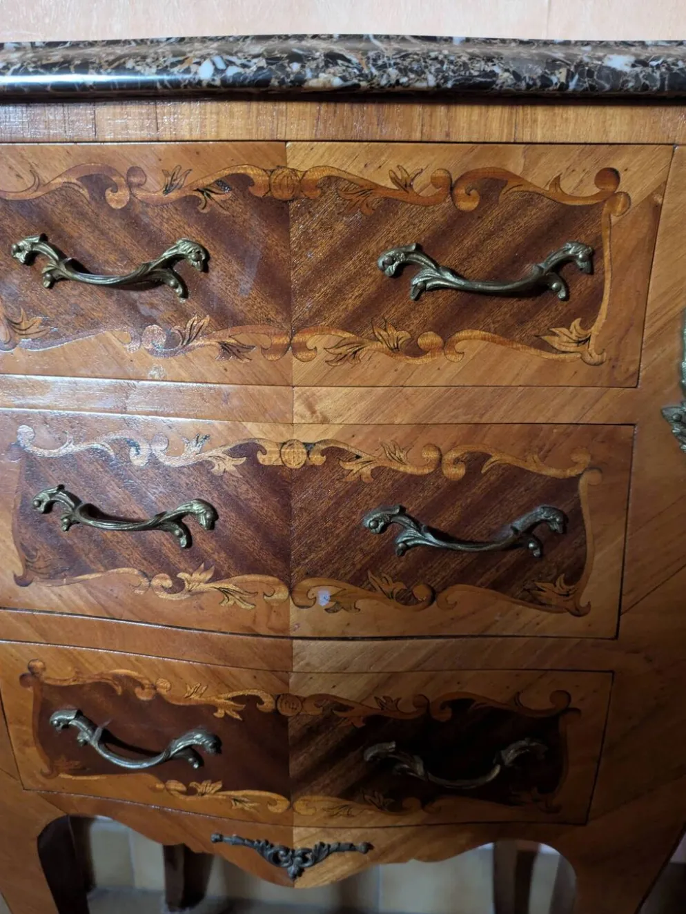 Paire de tables de chevet de style Louis XV