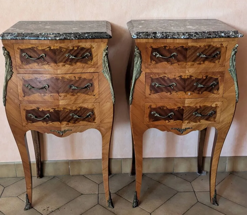 Paire de tables de chevet de style Louis XV