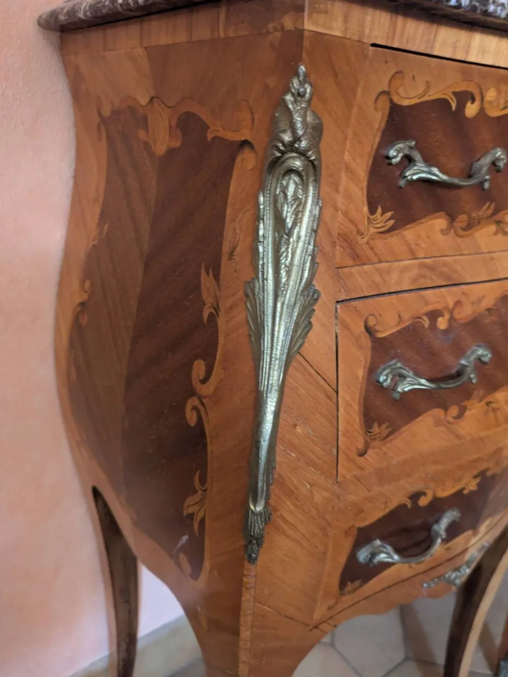 Paire de tables de chevet de style Louis XV