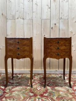 Paire de tables de chevet de style Louis XV en marqueterie