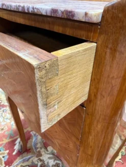 Paire de tables de chevet de style Louis XV en marqueterie