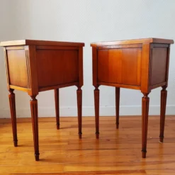 Paire de tables de chevet de style Louis XVI