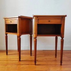 Paire de tables de chevet de style Louis XVI