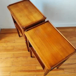 Paire de tables de chevet de style Louis XVI