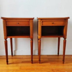 Paire de tables de chevet de style Louis XVI