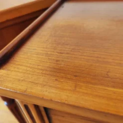 Paire de tables de chevet de style Louis XVI
