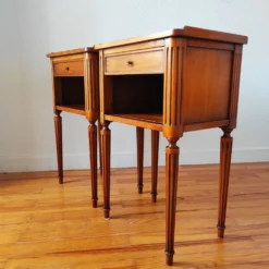 Paire de tables de chevet de style Louis XVI