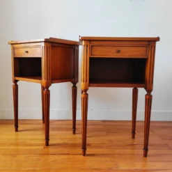 Paire de tables de chevet de style Louis XVI