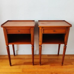 Paire de tables de chevet de style Louis XVI